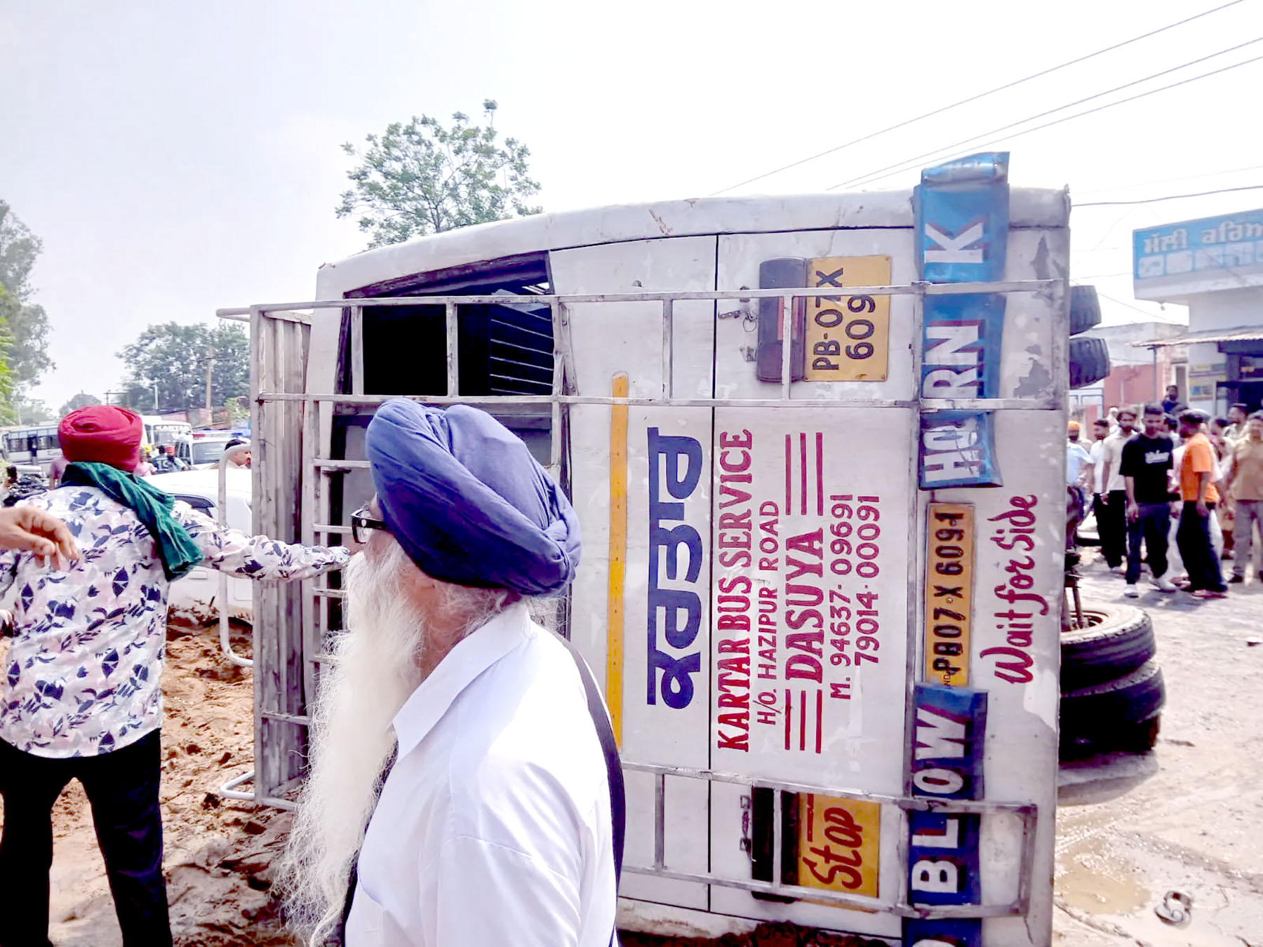 मिनी बस और कार की टक्कर, 8 की मौत, 32 घायल